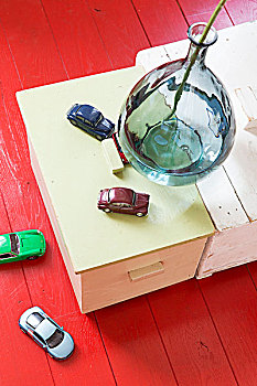 玻璃花瓶,玩具汽车,木质,木地板