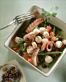 章鱼,沙拉,橄榄,豆,西红柿