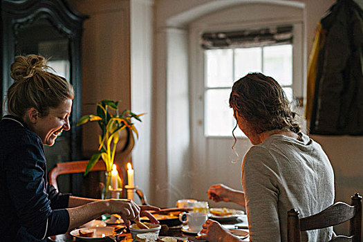 两个女人,坐,桌子,食物,烛光