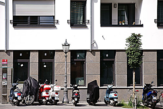 小轮摩托车,自行车,站立,停放,住宅建筑,城市,中心,美因茨
