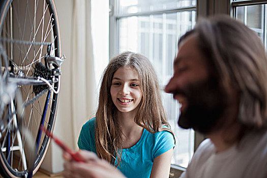父亲,女儿,修理,自行车,在家