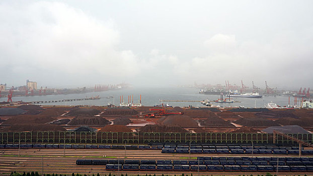 山东省日照市,远洋客轮冒雨驶入港口,阴雨绵绵未能影响港口生产