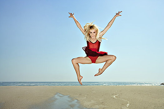 女青年,跳跃,海滩