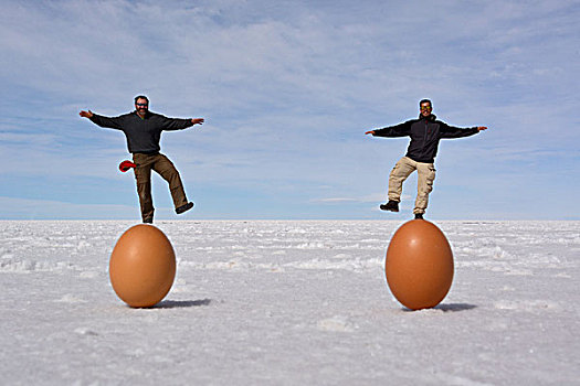 错觉,两个男人,站立,蛋,盐湖,乌尤尼盐沼,玻利维亚,南美