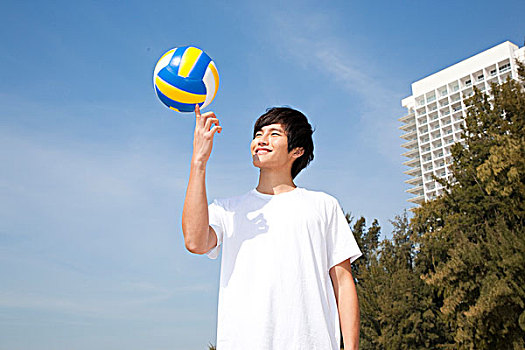 年轻人在海边玩沙滩排球