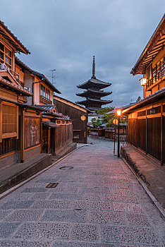 日本京都二年坂三年坂街道和八坂塔日出景观