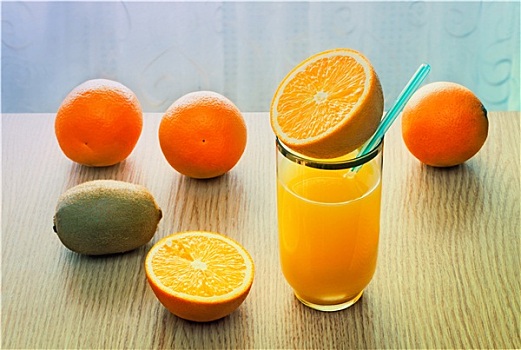 橙汁,玻璃杯,橘子,桌子