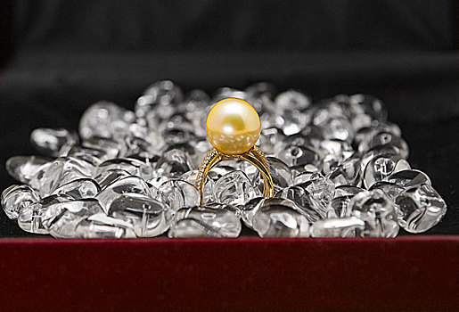 珍珠戒指和水晶apearlfingerringandcrystalsstilllife