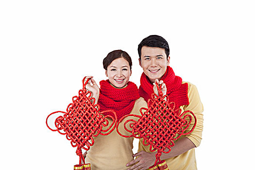 青年伴侣拿着中国结庆贺春节