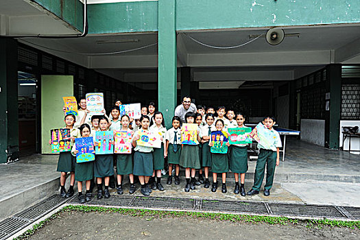 malaysia,kuala,lumpur,children,showing,their,drawings