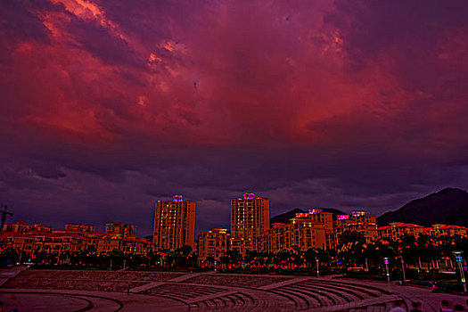 建筑群,高楼,河,灯,东江湾,文化广场,夜景,树林,蓝天,白云,栏杆,铁锁链,游艇,船