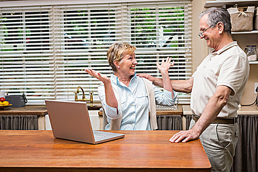 老年,夫妻,笔记本电脑,一起