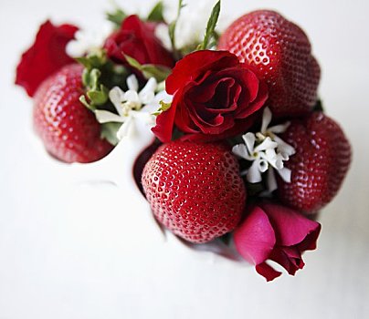 新鲜,草莓,红玫瑰,陶瓷,花瓶