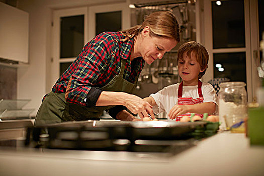 成年,女人,帮助,儿子,烘制,厨房操作台