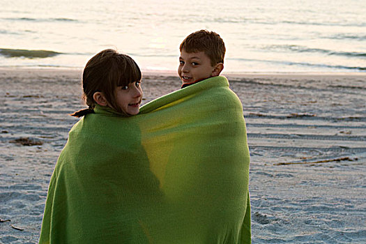 孩子,包着,一起,毯子,海滩