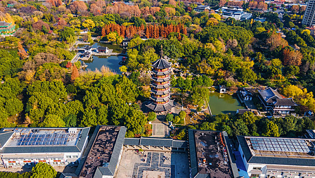 航拍江苏省常州天宁区红梅公园与天宁寺