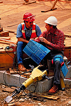 工头,建筑工人,穿,安全帽,讨论,建筑设计图,午休