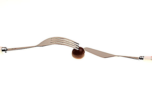 银色刀叉和一个圆形棕色巧克力
