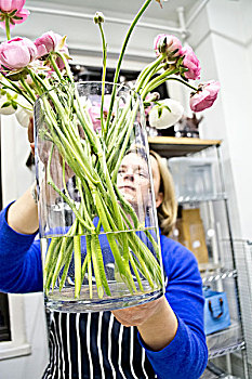 花,设计师,举起,花瓶,玫瑰,工作室