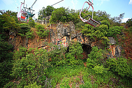 云南昆明九乡风景区叠虹桥溶洞景区九乡旅游索道下的九乡张口洞古人类遗址