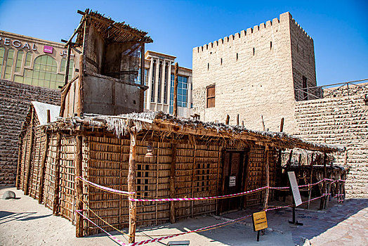 迪拜文化博物馆城堡内展示民间生活用水箱,火炮和房屋