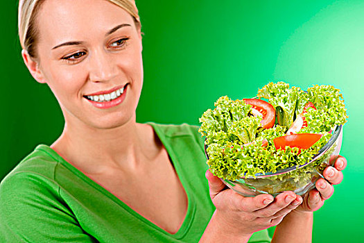 健康生活,女人,拿着,蔬菜沙拉,绿色背景