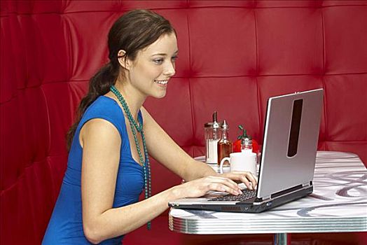 女人,笔记本电脑,餐馆