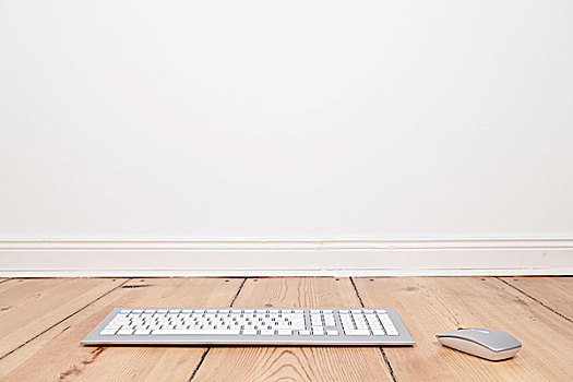键盘,鼠标,木地板