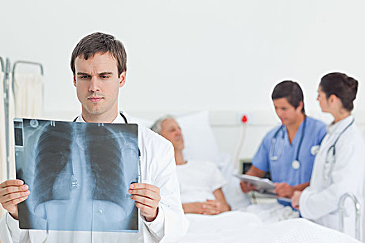 医生,拿着,x光,扫瞄,肺,正面,站立,病人,两个,护理