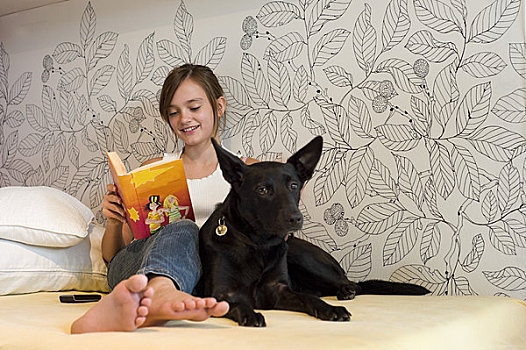 女青年,读,书本,床,狗