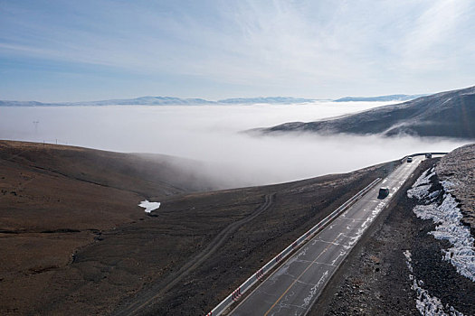 西藏那曲317国道旁的云海
