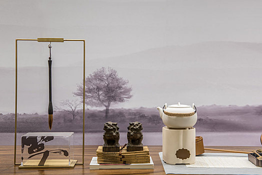 新中式室内设计书法台,木桌上摆放毛笔架,镇纸,茶壶摆件