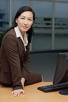 職業(yè)女性,坐,桌子,看鏡頭