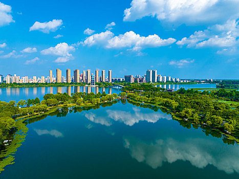 2022年8月1日,江苏省连云港市东海县西双湖风景区,郁郁葱葱,岸绿水清,天蓝景美,构成了一幅优美的夏日美景图,成为了市民休闲纳凉好去处