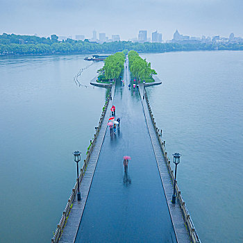 航拍西湖春雨景色