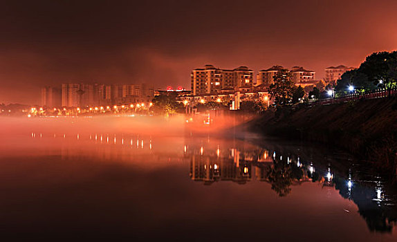 建筑群,高楼,河,灯,夜景,夕阳,倒影,云霞,乌云,城市夜景,草,剪影,风光,水面,奇景