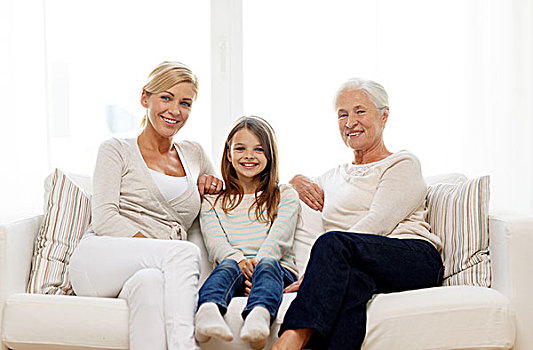 家庭,高兴,人,概念,微笑,母亲,女儿,祖母,坐,沙发,在家