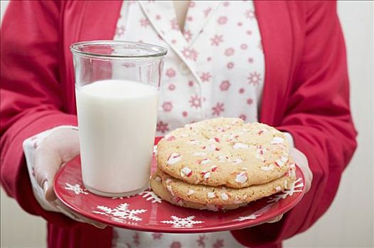 女人,拿着,圣诞曲奇,牛奶杯,盘子