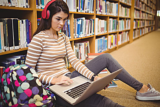 年轻,美女,耳机,坐在地板上,图书馆