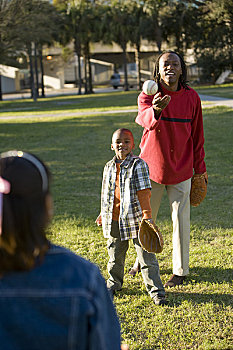 肖像,美国黑人,家庭,玩,垒球,看镜头