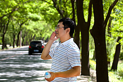 用手机打电话的成功商务男士