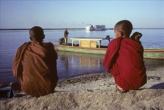 缅甸,曼德勒,异教,两个,孩子,和尚,靠近,河,后面