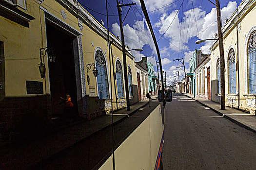 建筑,反射,旅游巴士,西恩富戈斯,古巴