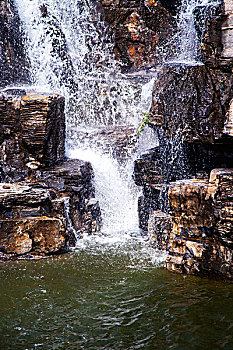 中国自然风景从岩石上流躺下来的瀑布