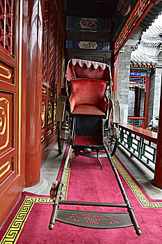 涵珍园,走廊上摆放的老式人力车,北京东城区