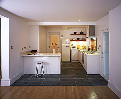 现代,厨房,地砖,白色,柜子,玻璃门,隐蔽式照明,早餐吧