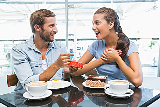 年轻,幸福伴侣,吃,蛋糕,男人,给,戒指