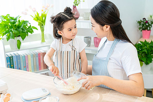 妈妈和女儿一起做烘焙