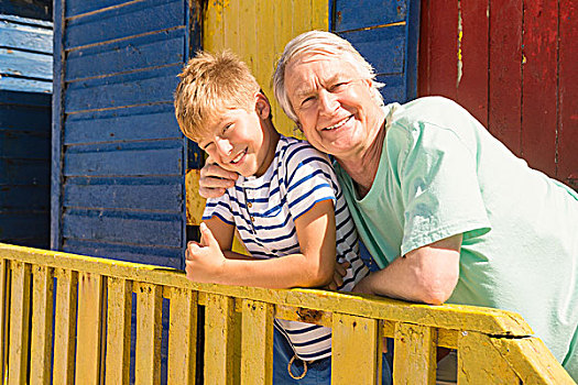 头像,高兴,爷爷,孙子,靠着,栏杆,海滩,小屋