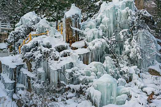 冬日山东省招远市罗山森林公园晶莹剔透鬼斧神工的冰瀑